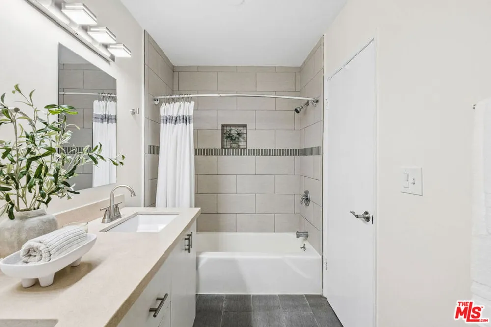 5600 Kensington Way #105 Culver City, CA 90230