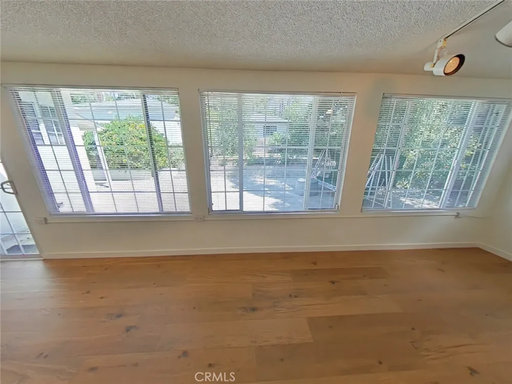 1827 Oakwood Glendale, CA 91208