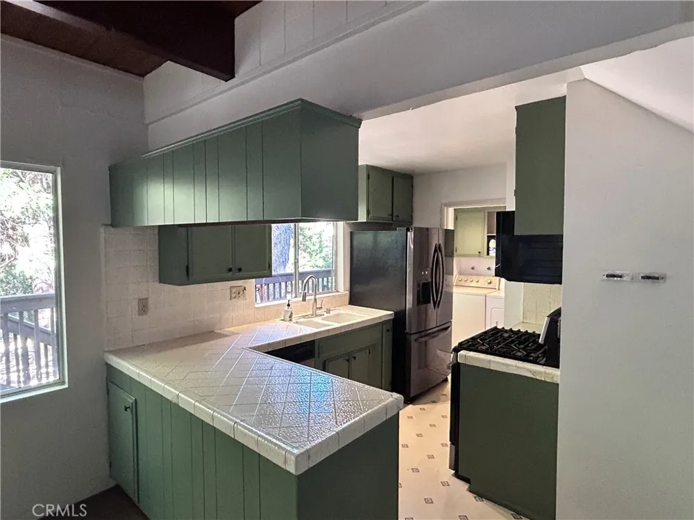 378 Grass Valley Lake Arrowhead, CA 92352