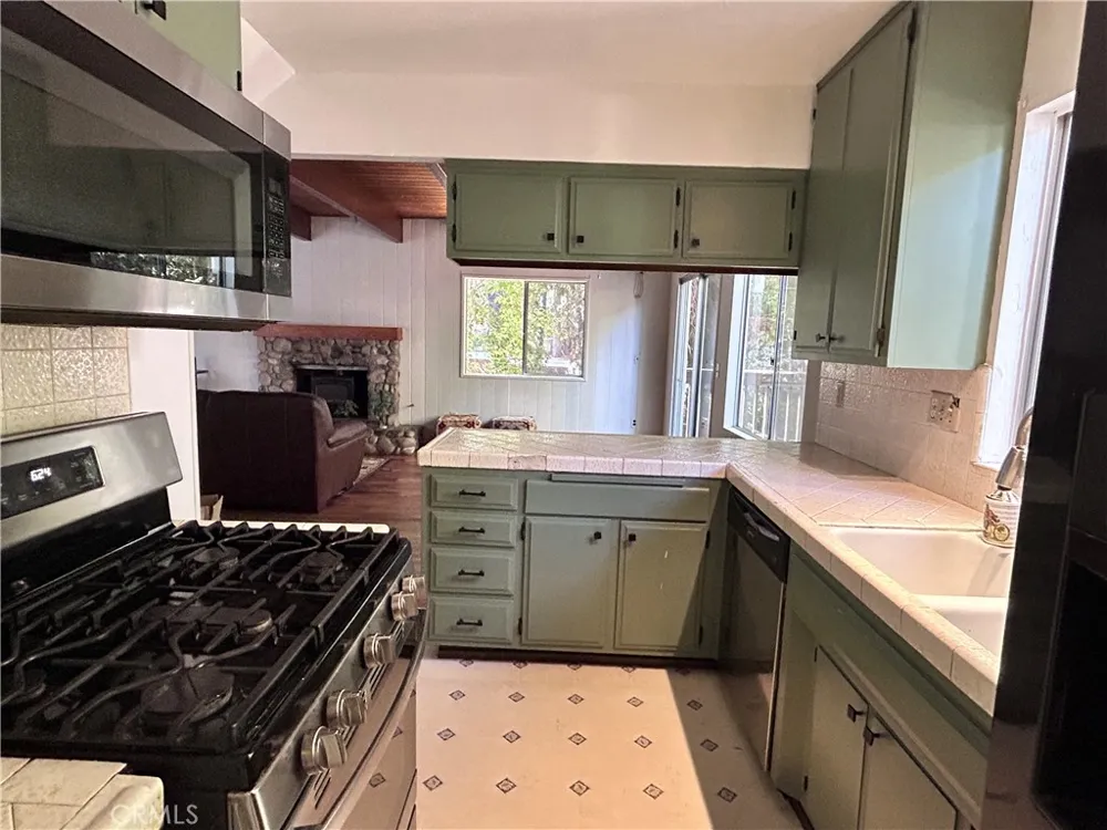378 Grass Valley Lake Arrowhead, CA 92352