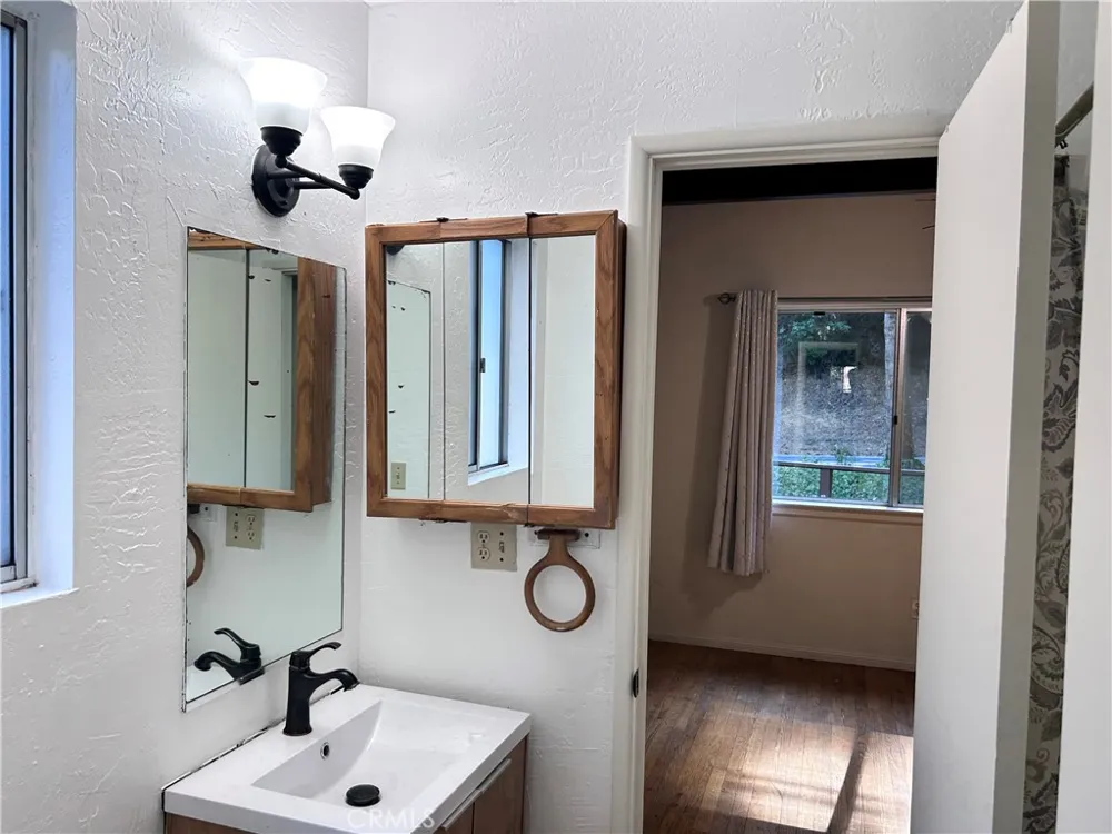 378 Grass Valley Lake Arrowhead, CA 92352