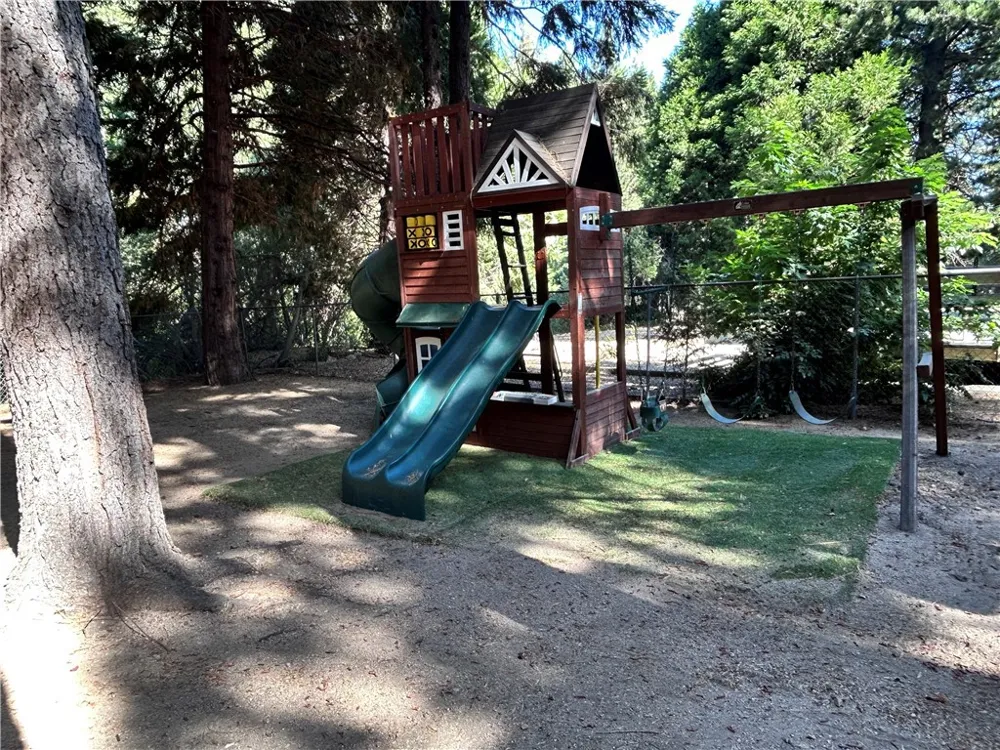 378 Grass Valley Lake Arrowhead, CA 92352