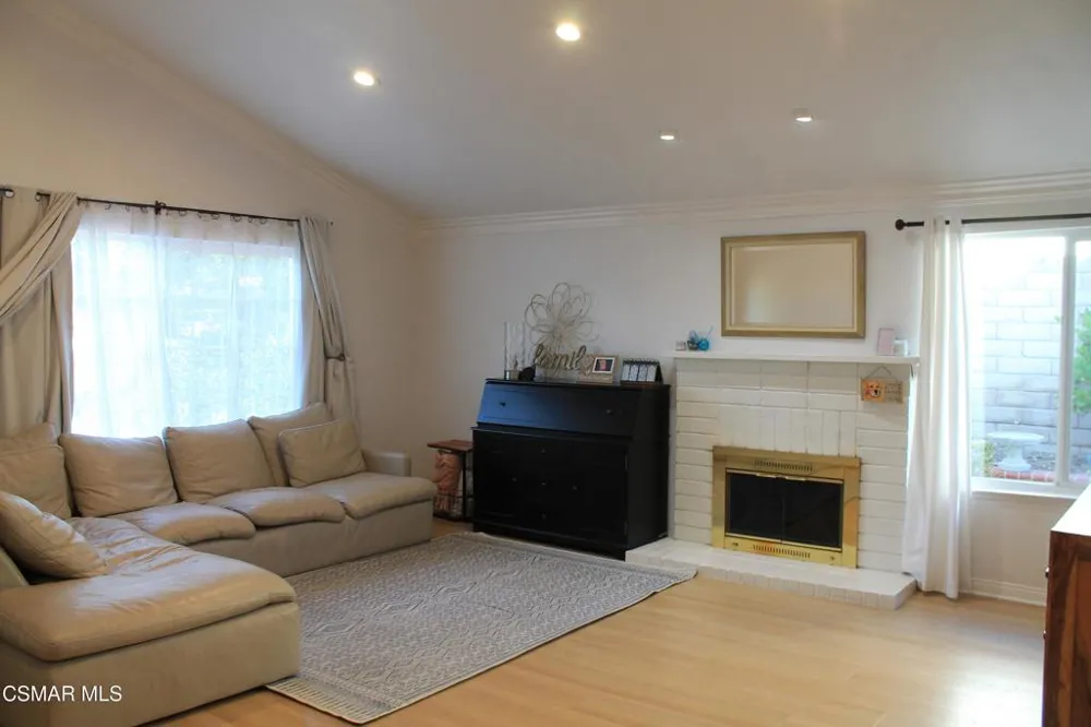 2084 Latham Street Simi Valley, CA 93065