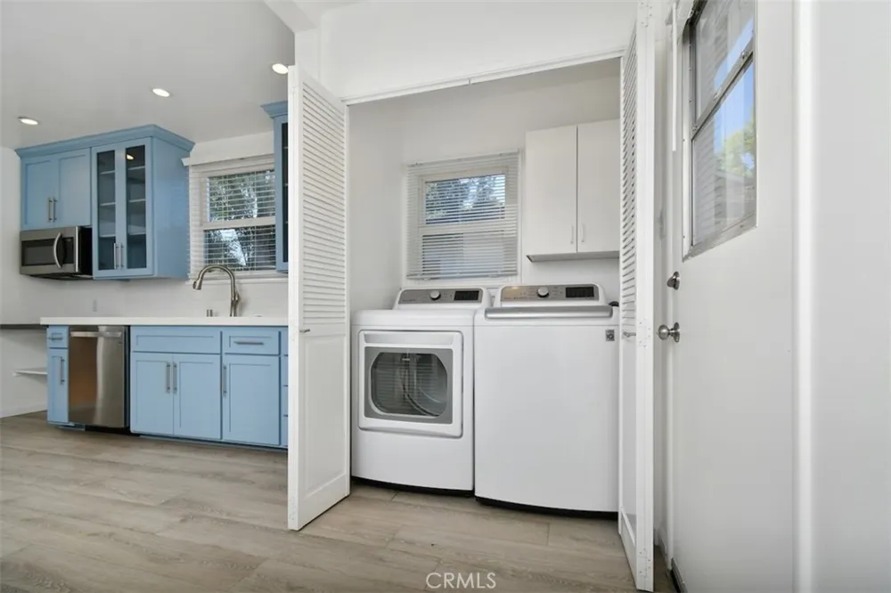 22025 De La Osa Woodland Hills, CA 91364