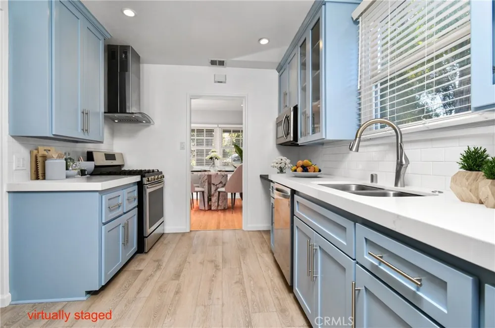 22025 De La Osa Woodland Hills, CA 91364