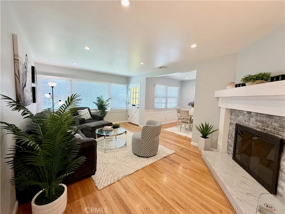 22025 De La Osa Woodland Hills, CA 91364
