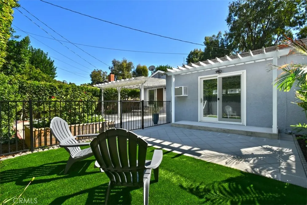 22025 De La Osa Woodland Hills, CA 91364