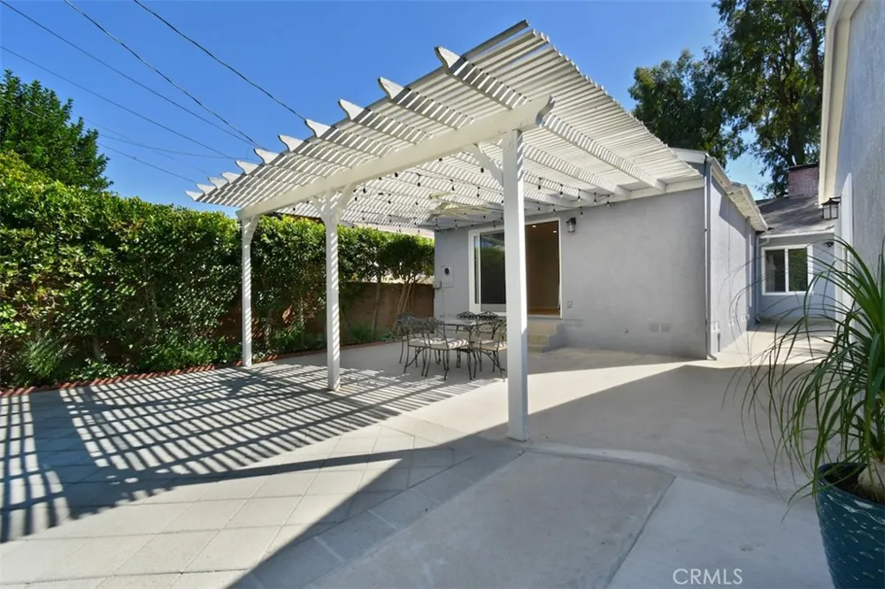 22025 De La Osa Woodland Hills, CA 91364