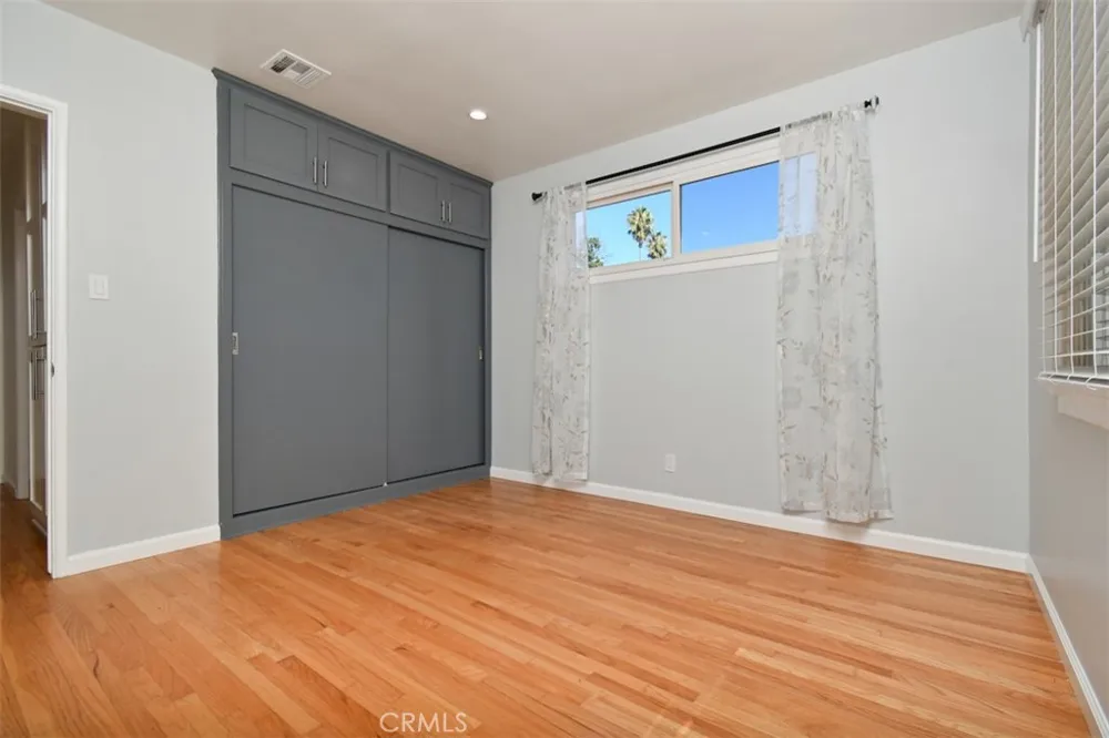 22025 De La Osa Woodland Hills, CA 91364