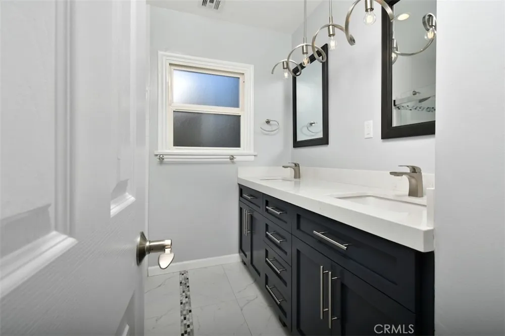 22025 De La Osa Woodland Hills, CA 91364
