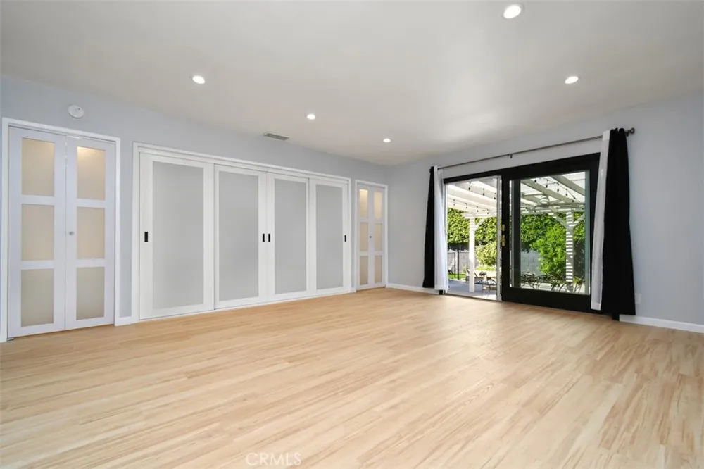 22025 De La Osa Woodland Hills, CA 91364