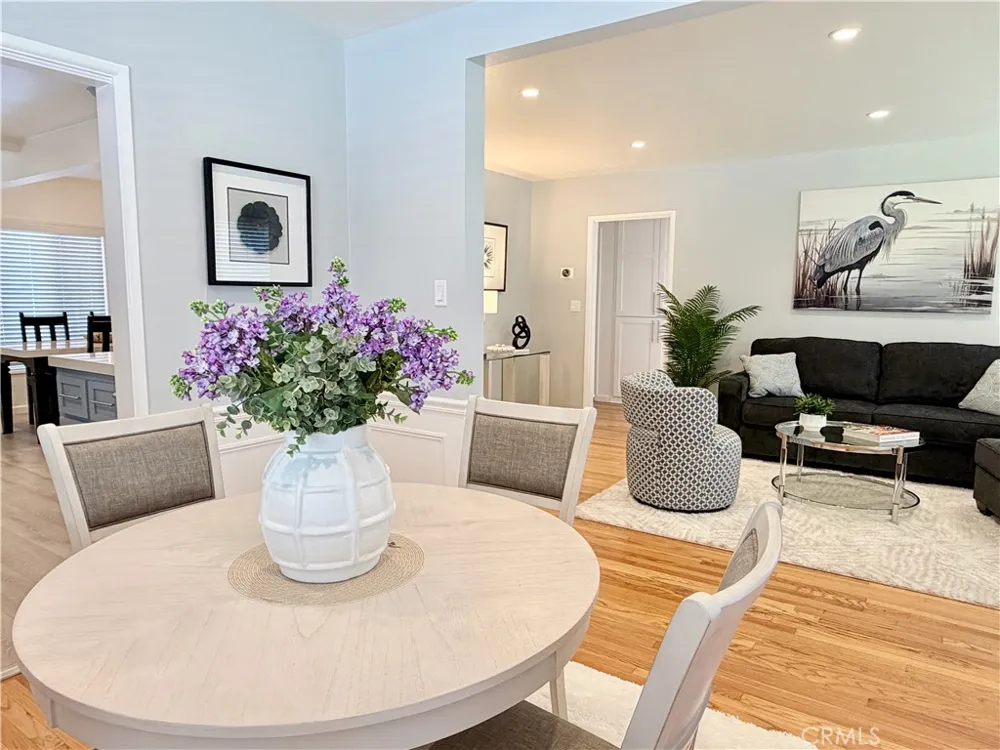 22025 De La Osa Woodland Hills, CA 91364