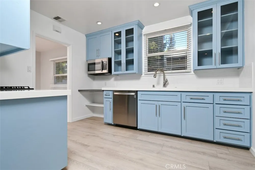 22025 De La Osa Woodland Hills, CA 91364