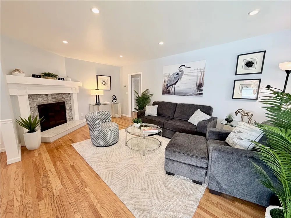 22025 De La Osa Woodland Hills, CA 91364