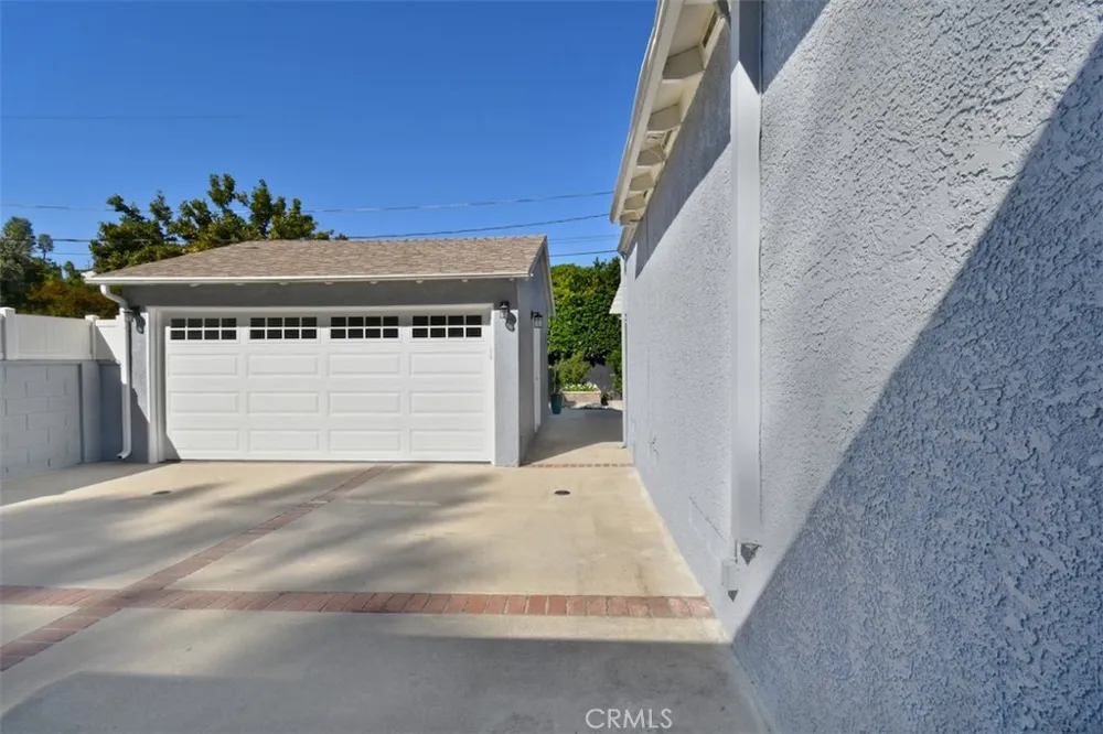 22025 De La Osa Woodland Hills, CA 91364