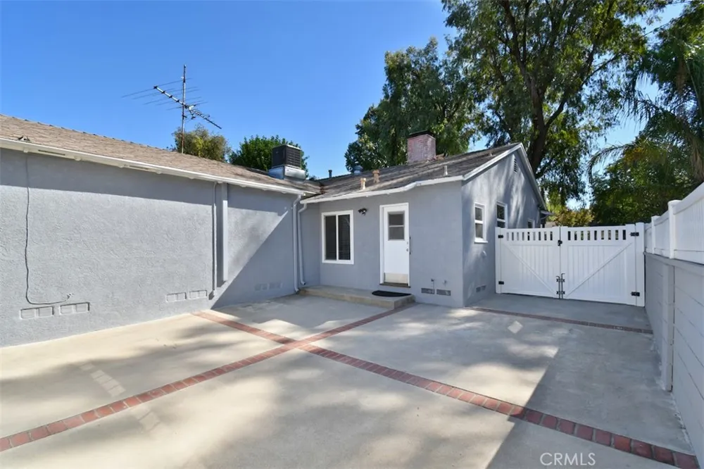 22025 De La Osa Woodland Hills, CA 91364