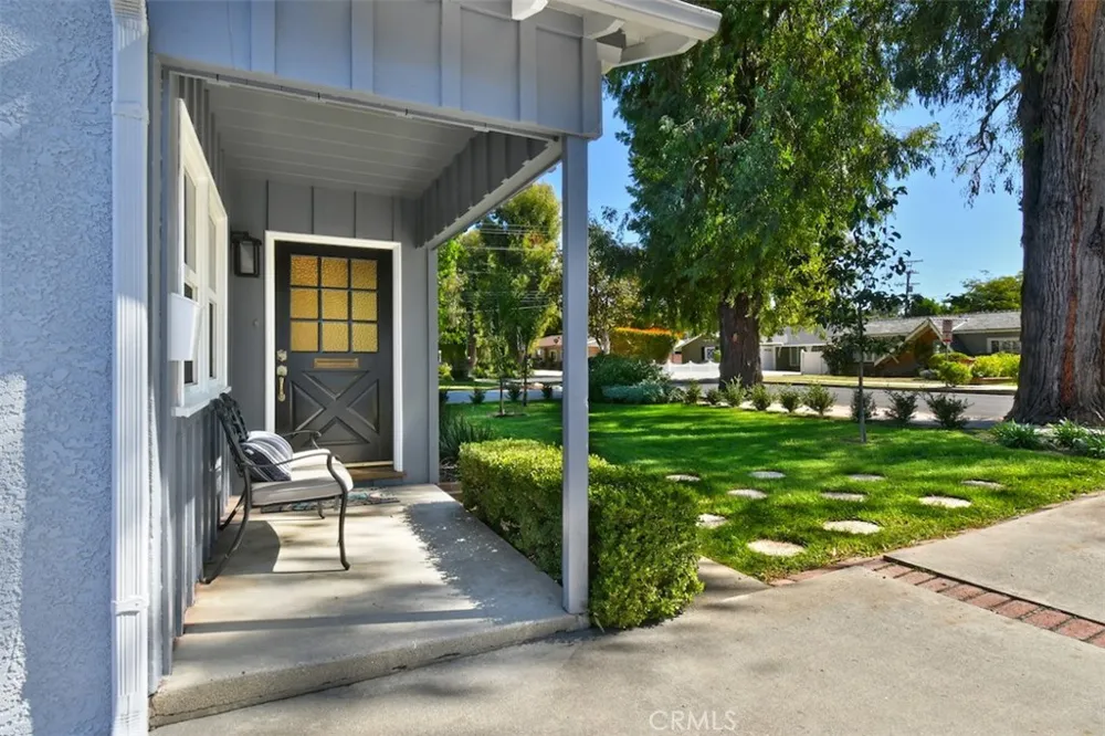 22025 De La Osa Woodland Hills, CA 91364