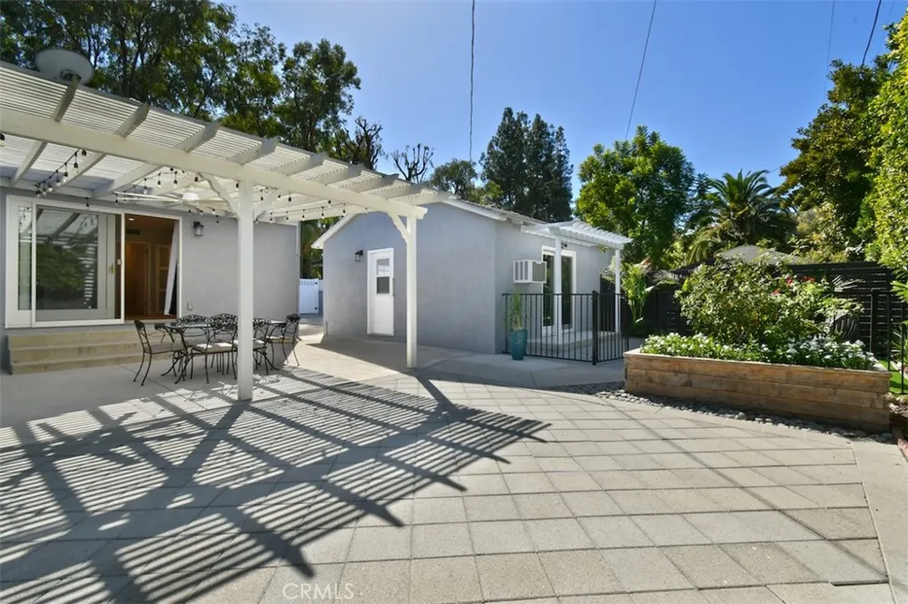 22025 De La Osa Woodland Hills, CA 91364