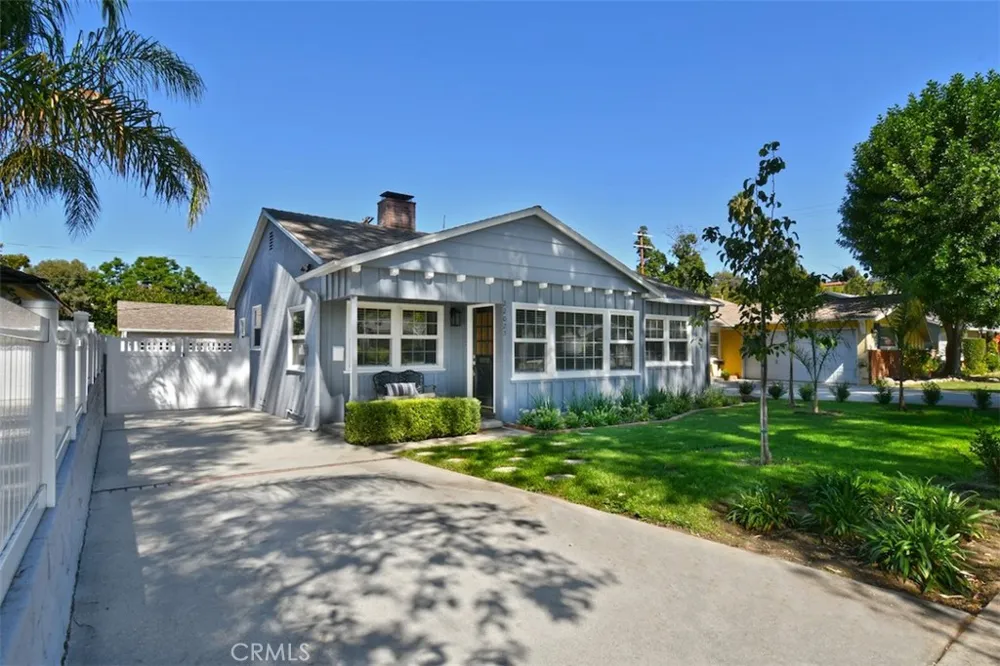 22025 De La Osa Woodland Hills, CA 91364