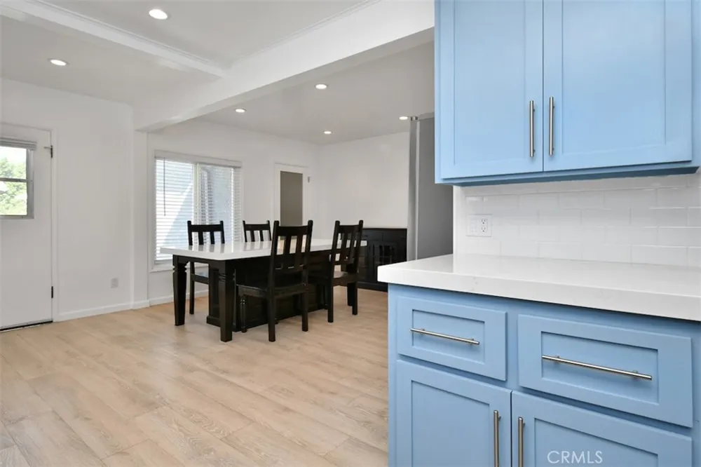22025 De La Osa Woodland Hills, CA 91364