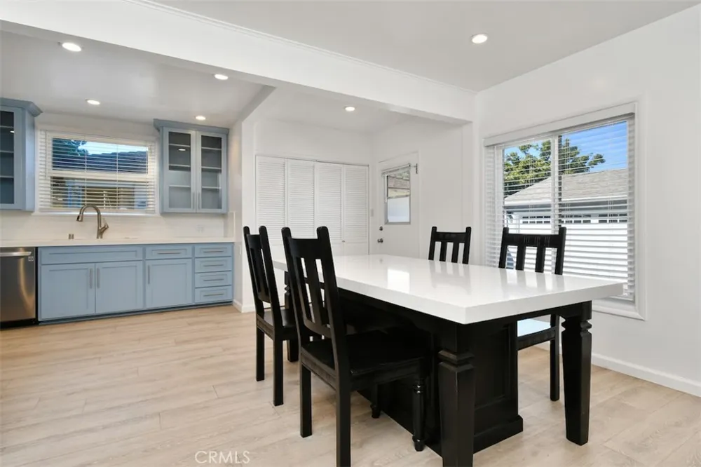 22025 De La Osa Woodland Hills, CA 91364
