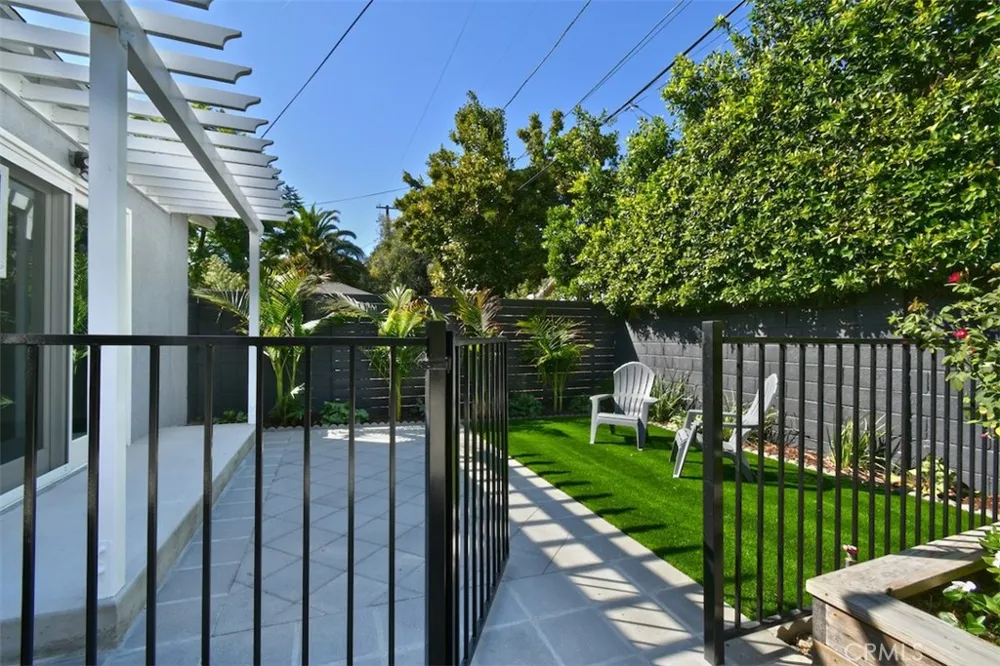 22025 De La Osa Woodland Hills, CA 91364