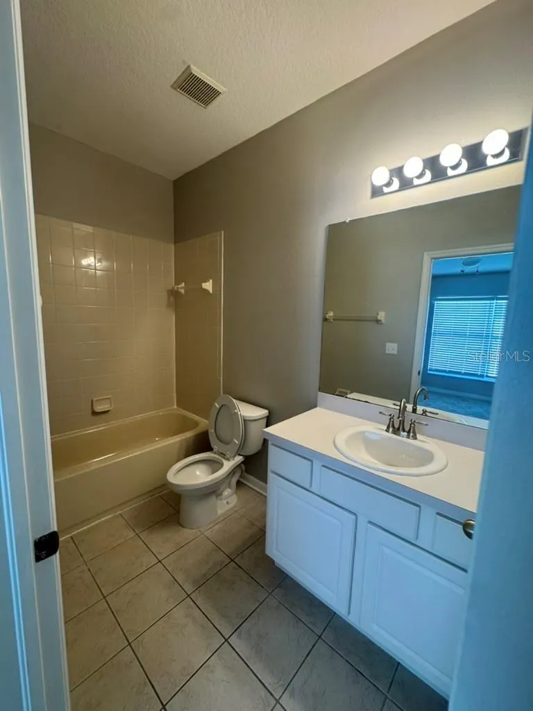 3404 HIGH HAMPTON CIRCLE Tampa, FL 33610