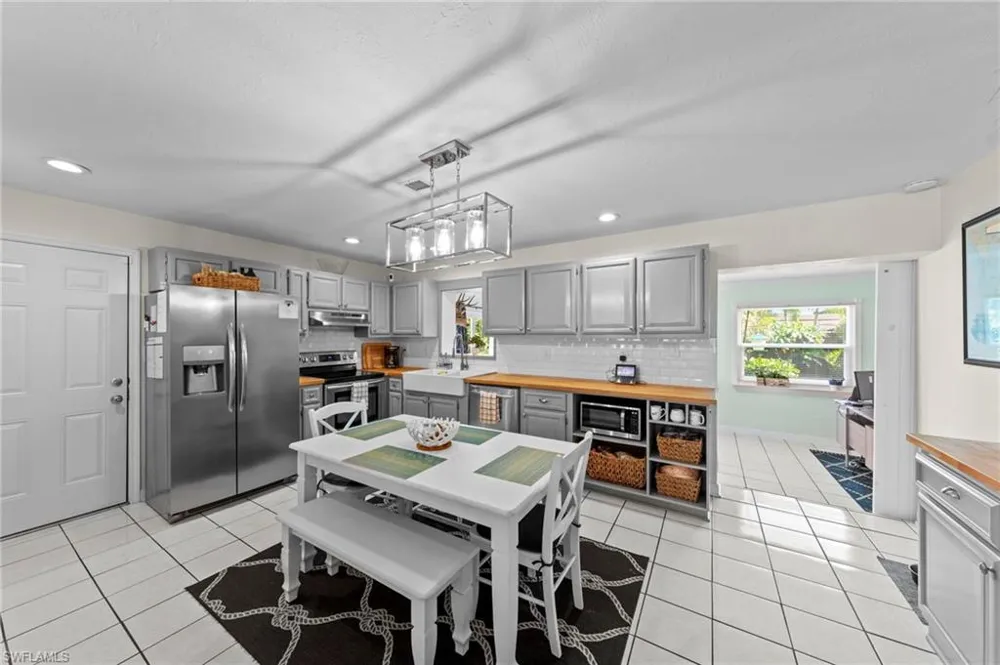 871 Entrada Drive S Fort Myers, FL 33919