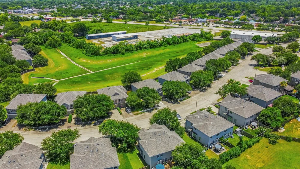 238 Drake Run Lane Dickinson, TX 77539