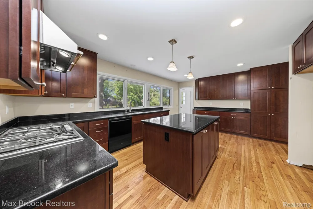 4370 Savoie Trail West Bloomfield Charter Township, MI 48323