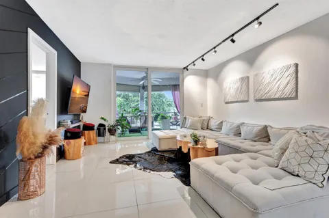 400 SE 10TH STREET #302