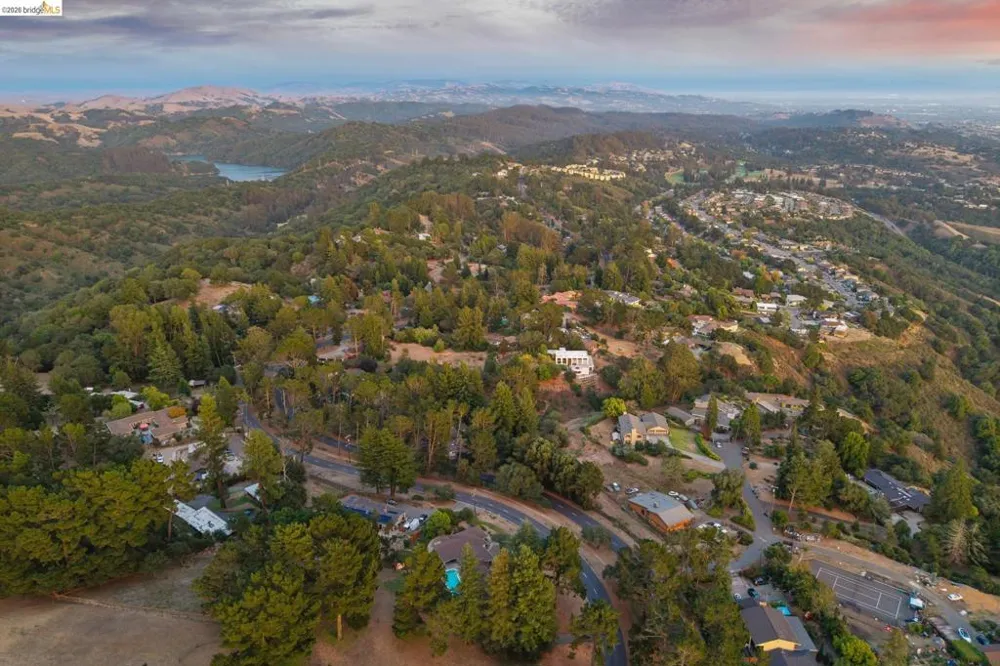 13474 Skyline Blvd Oakland, CA 94619