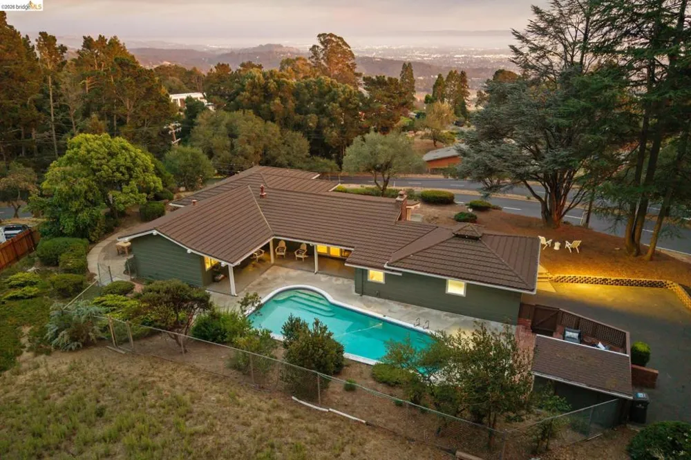 13474 Skyline Blvd Oakland, CA 94619