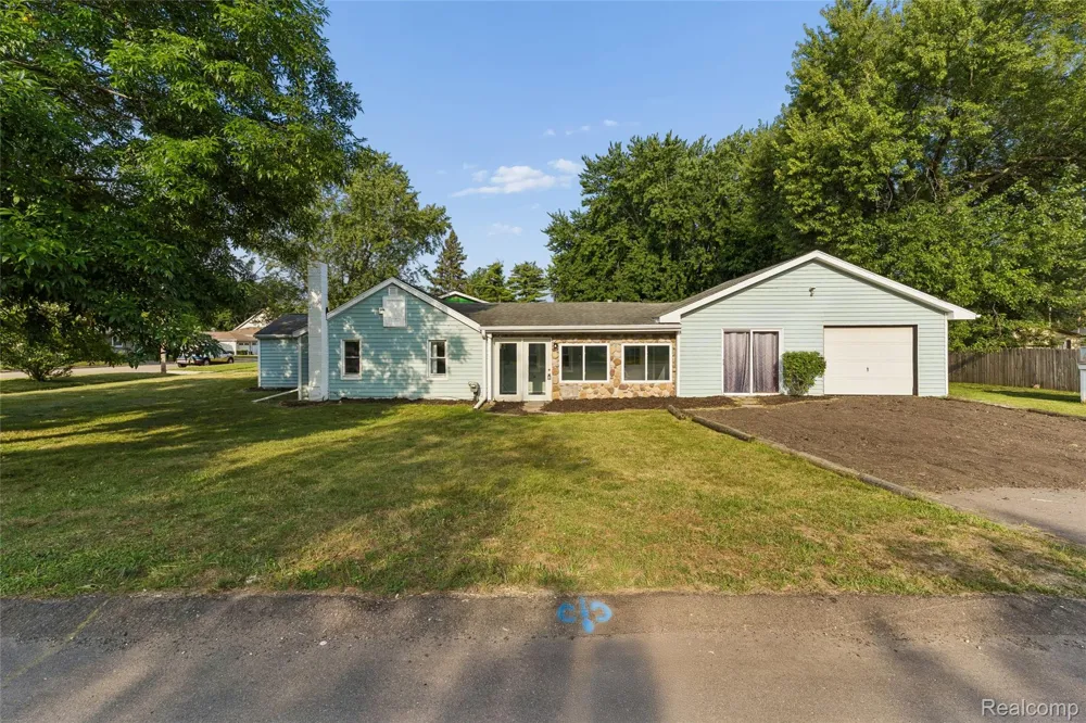 413 5th Street Fenton City, MI 48430