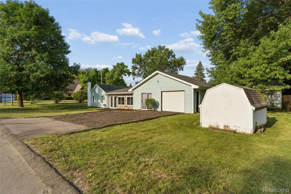 413 5th Street Fenton City, MI 48430