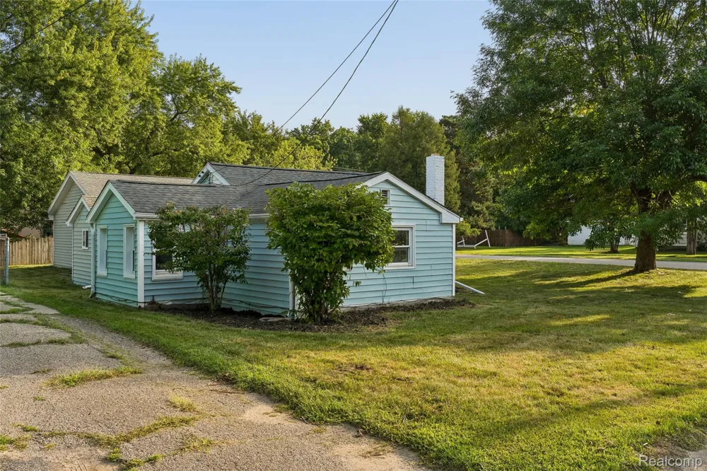 413 5th Street Fenton City, MI 48430