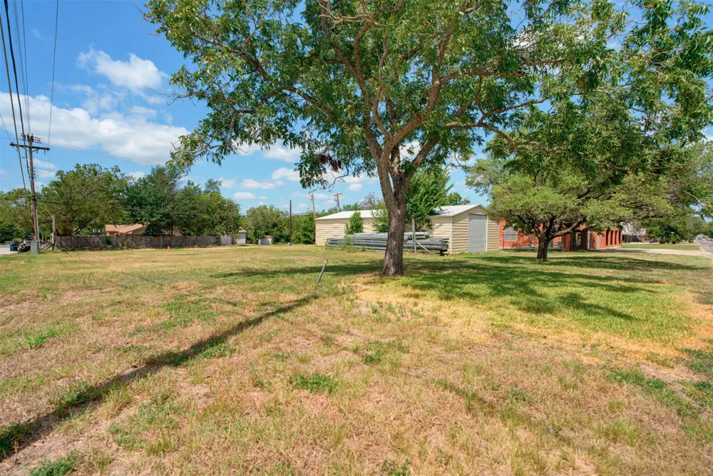 127 E Davilla Avenue Rockdale, TX 76567
