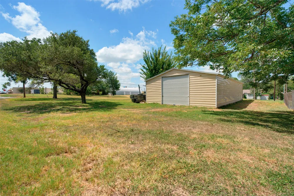 127 E Davilla Avenue Rockdale, TX 76567
