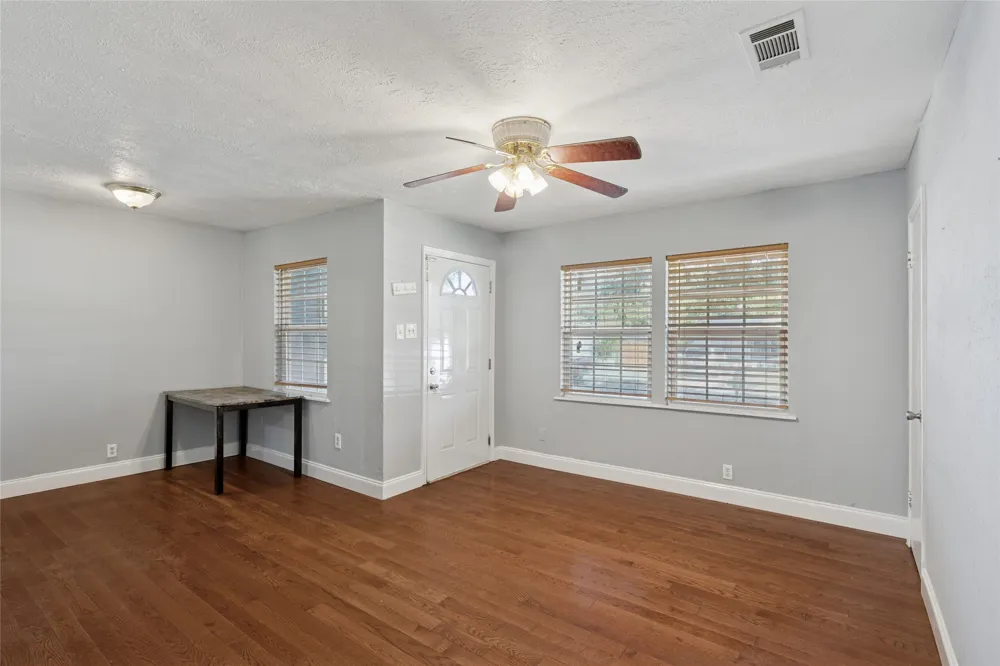 1304 E Lovers Lane Arlington, TX 76010