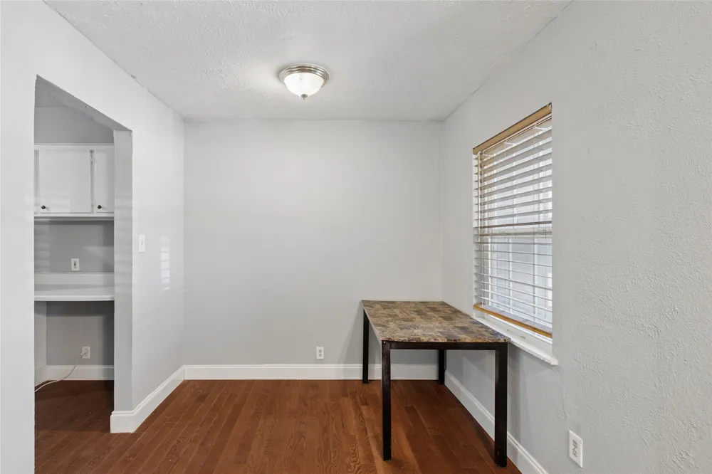 1304 E Lovers Lane Arlington, TX 76010