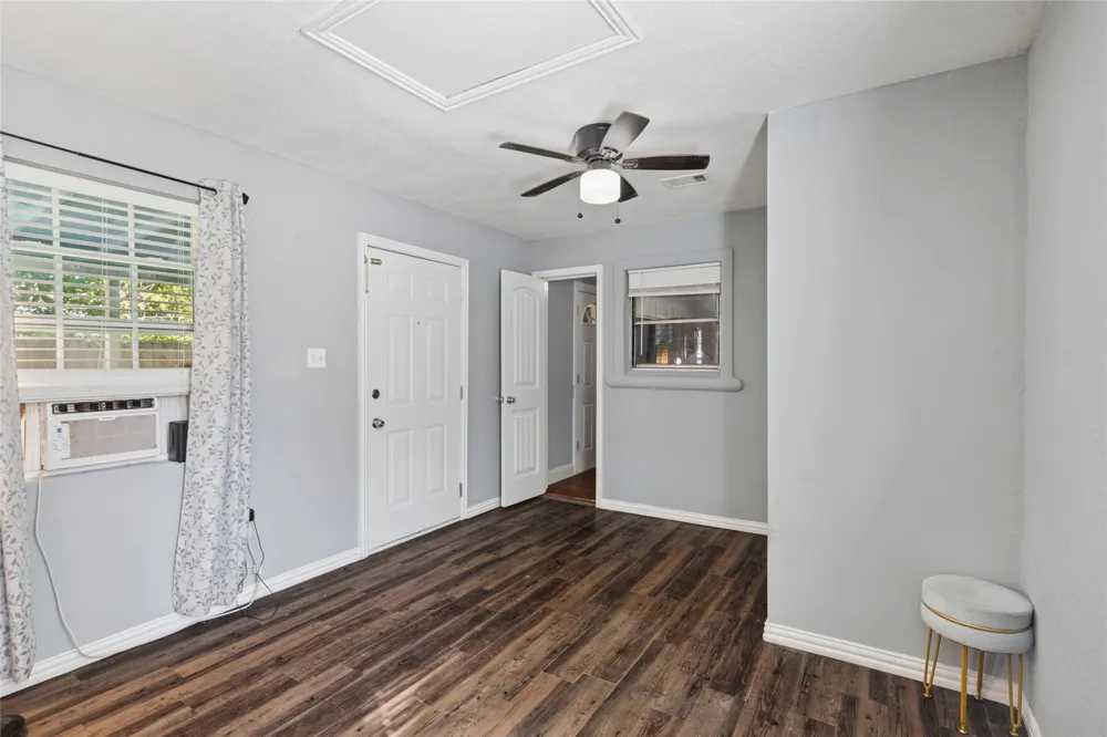 1304 E Lovers Lane Arlington, TX 76010