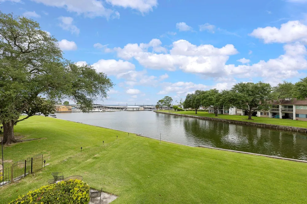 3930 Knollcrest Drive Montgomery, TX 77356