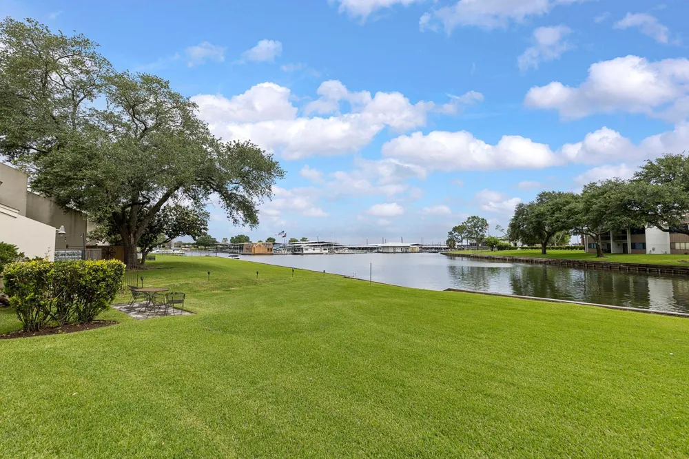 3930 Knollcrest Drive Montgomery, TX 77356