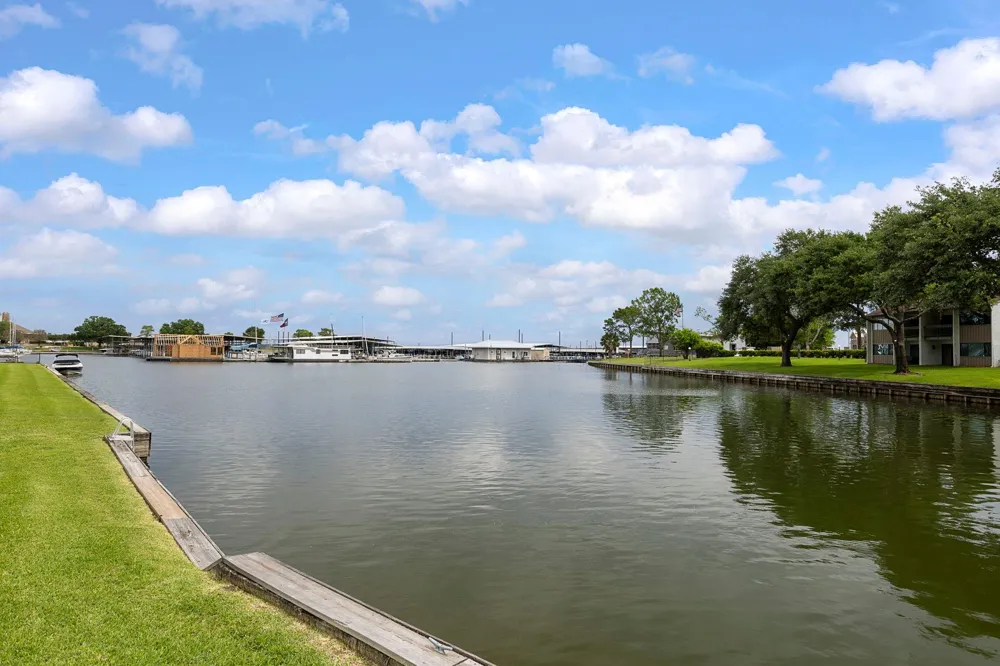 3930 Knollcrest Drive Montgomery, TX 77356