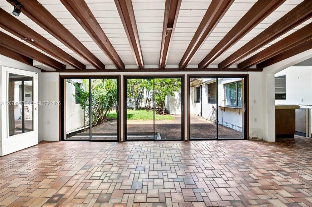 5680 Pine Tree Dr Miami Beach, FL 33140