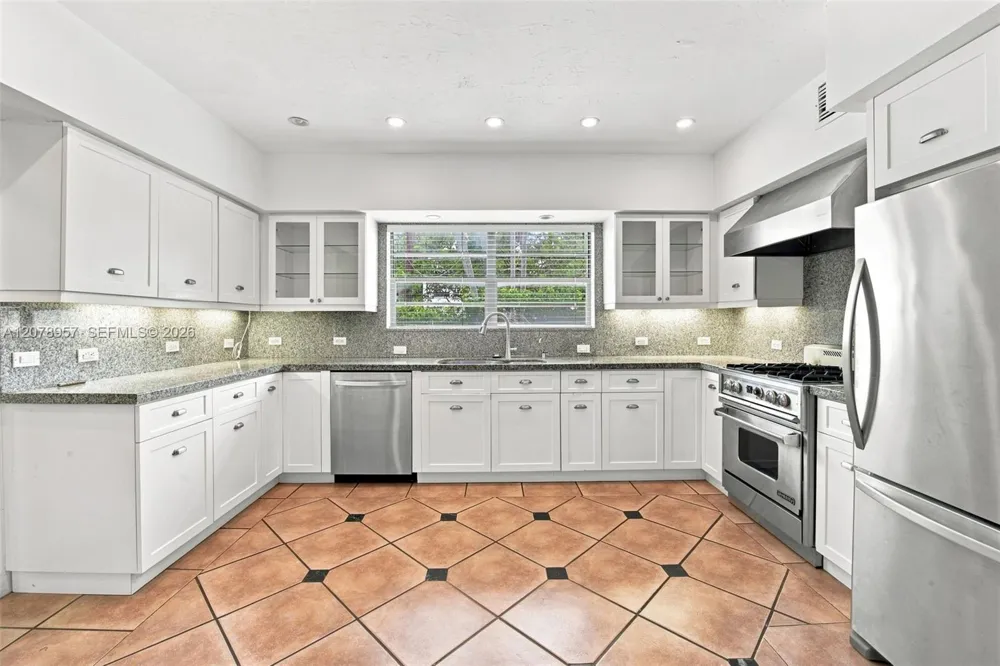 5680 Pine Tree Dr Miami Beach, FL 33140