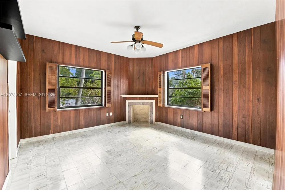 5680 Pine Tree Dr Miami Beach, FL 33140