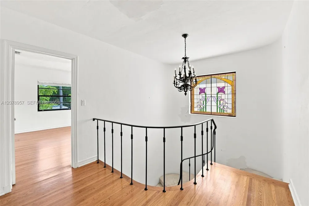 5680 Pine Tree Dr Miami Beach, FL 33140