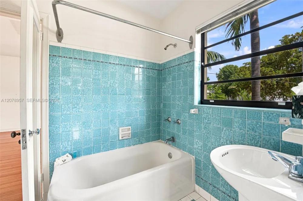 5680 Pine Tree Dr Miami Beach, FL 33140