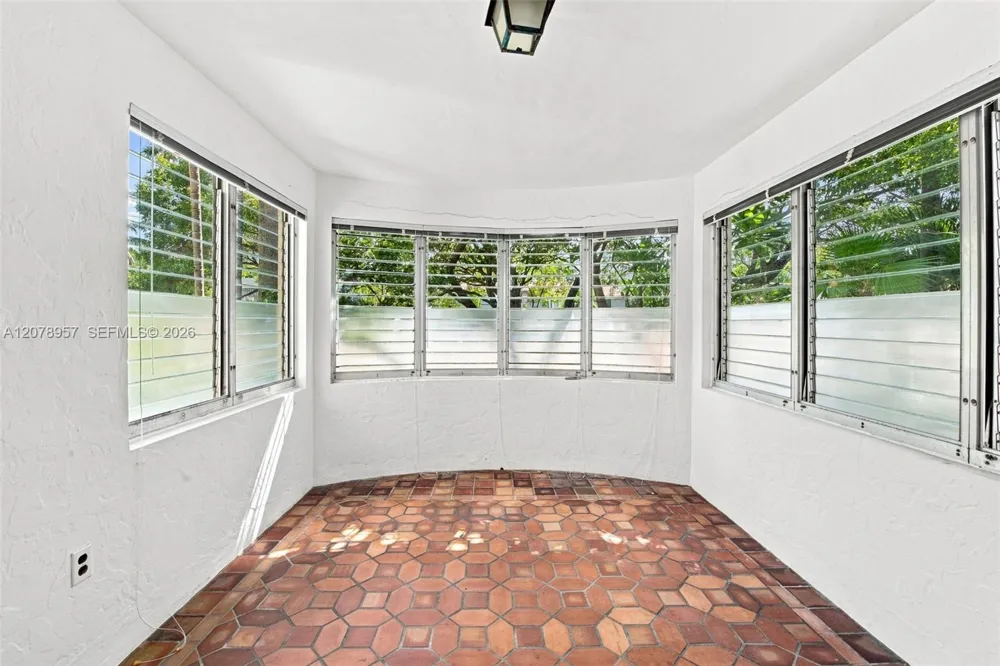 5680 Pine Tree Dr Miami Beach, FL 33140